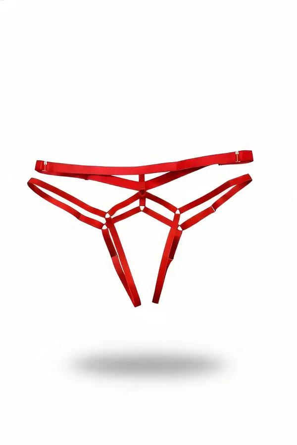 Kırmızı çok şeritli tanga külot altın metal O-halka ve kare toka detayı geometrik kafes bant yapısı