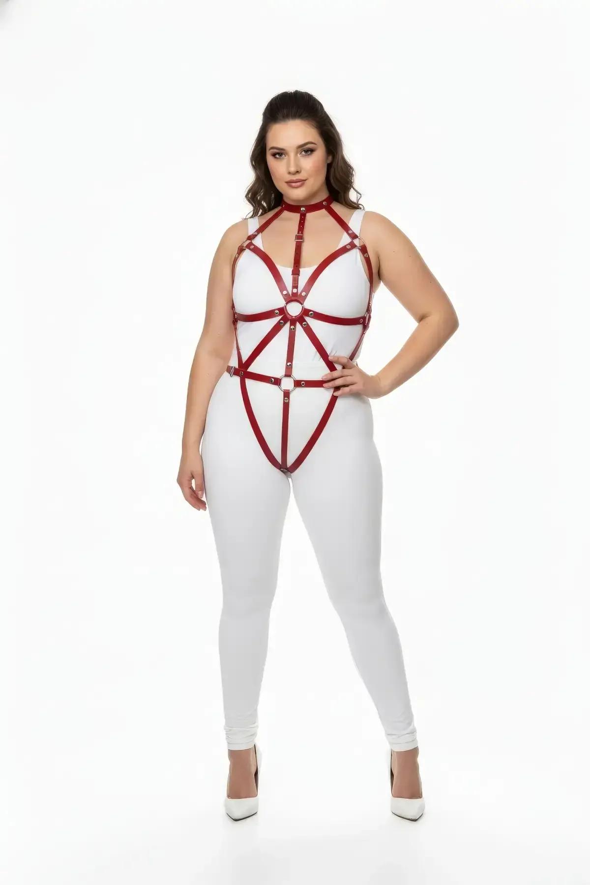 Kırmızı vegan deri büyük beden vücut harness, gümüş O-halka merkezli geometrik göğüs şeritleri ve choker yakalık