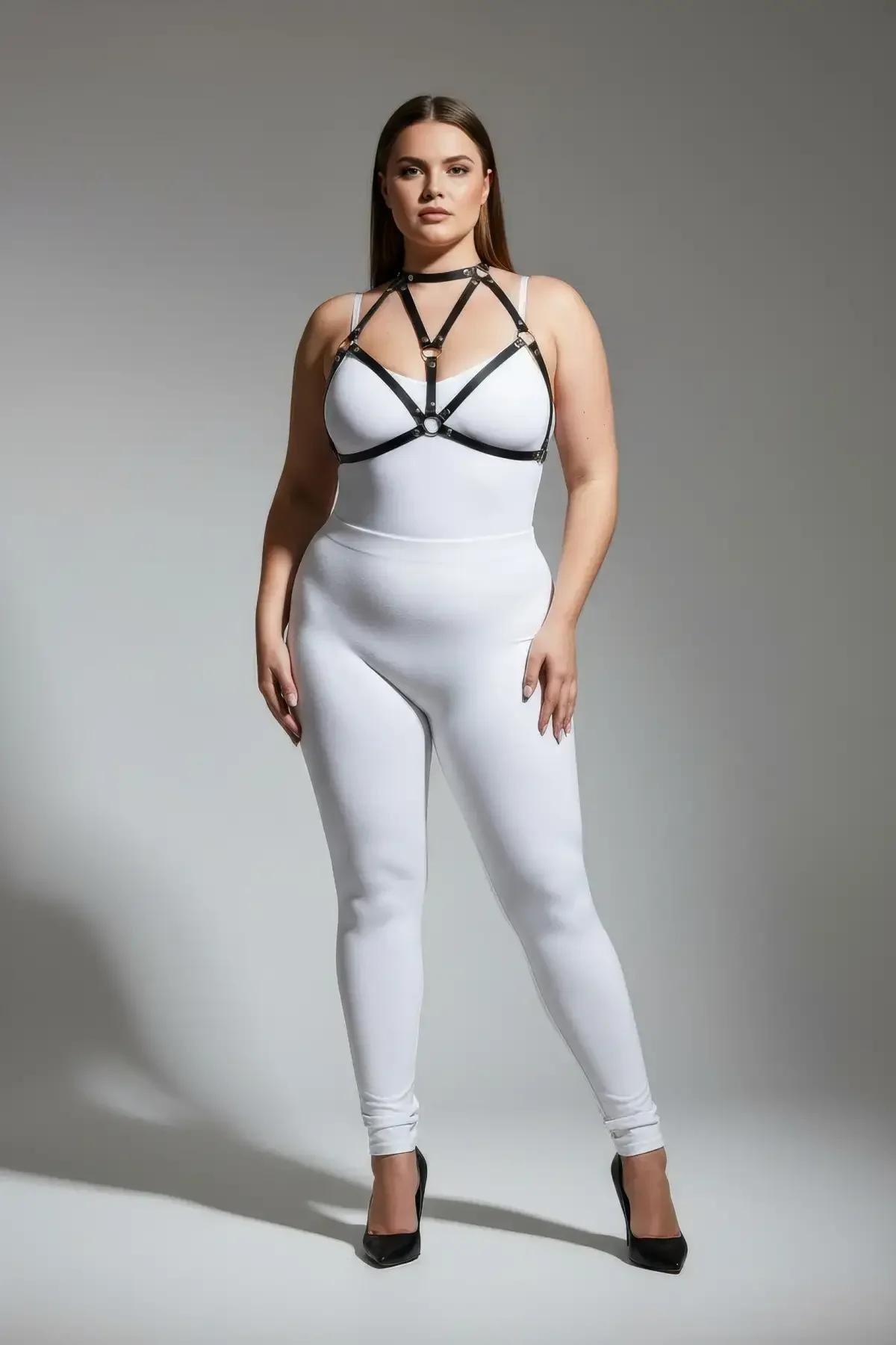 büyük beden siyah vegan deri göğüs harness altın O-ring ve choker boyunluk detayı beyaz bodysuit üzerinde