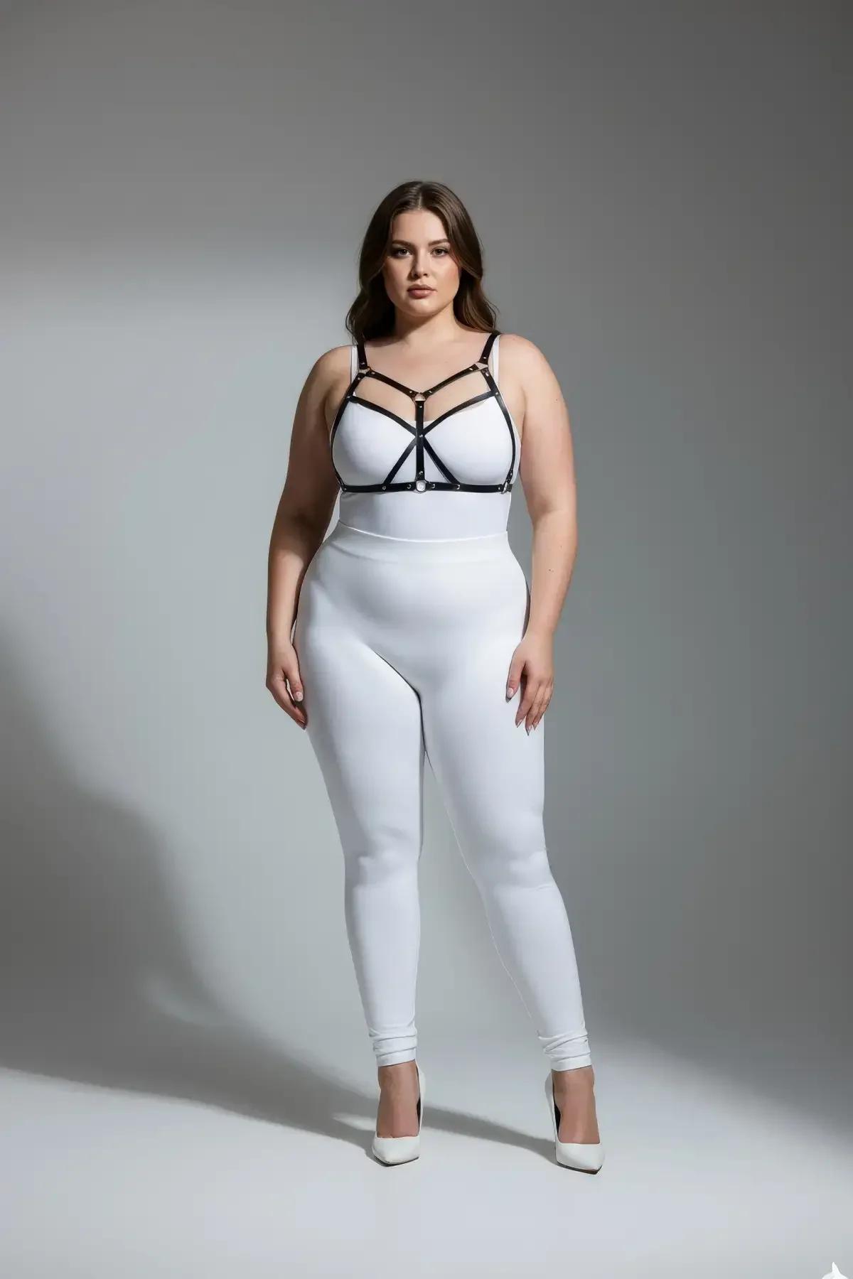 büyük beden siyah vegan deri göğüs harness halka detaylı kafes bantlı plus size model