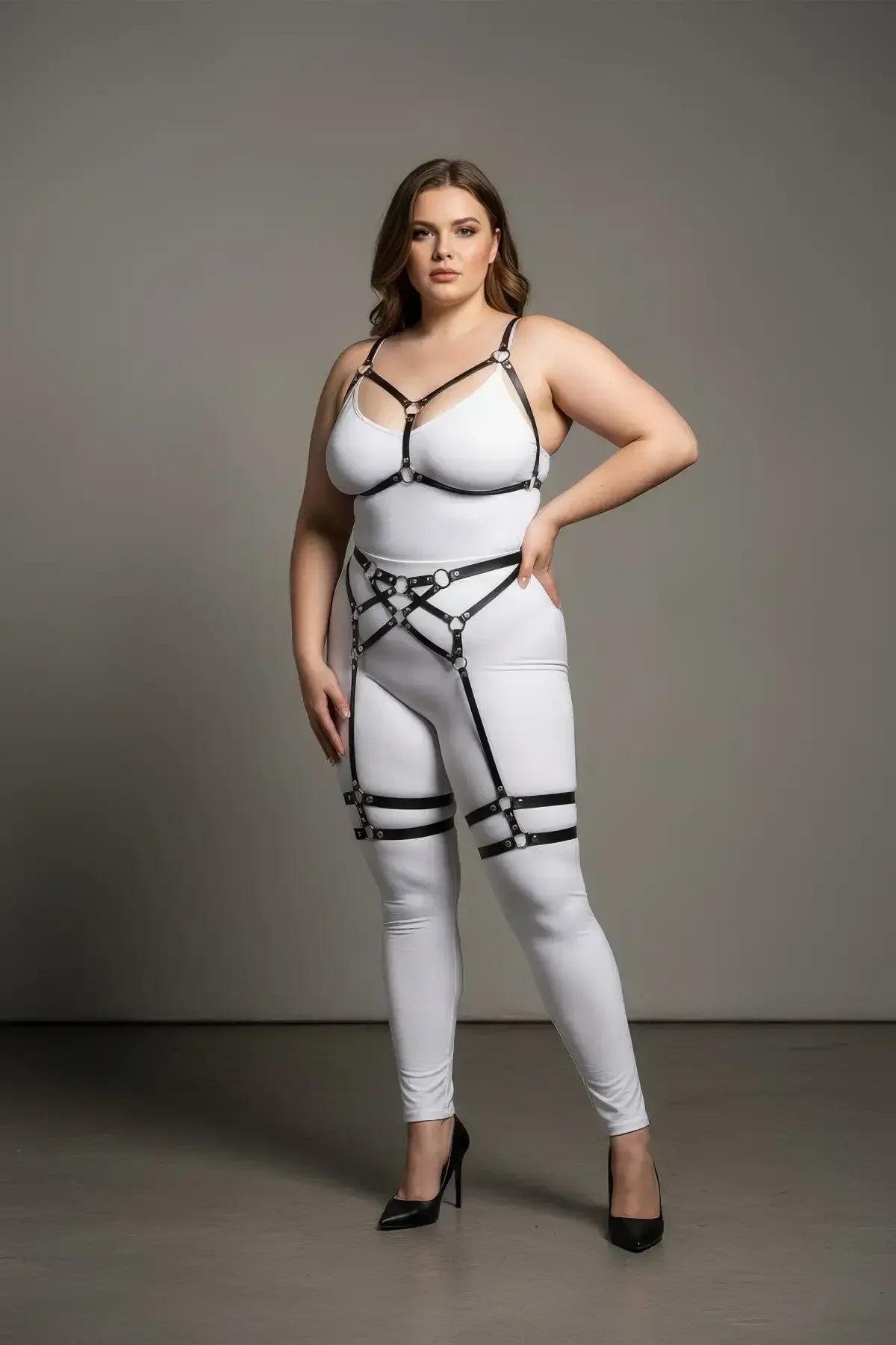 Büyük beden siyah vegan deri full body jartiyer harness takımı, gümüş O-halkalı göğüs ve çift uyluk bandı