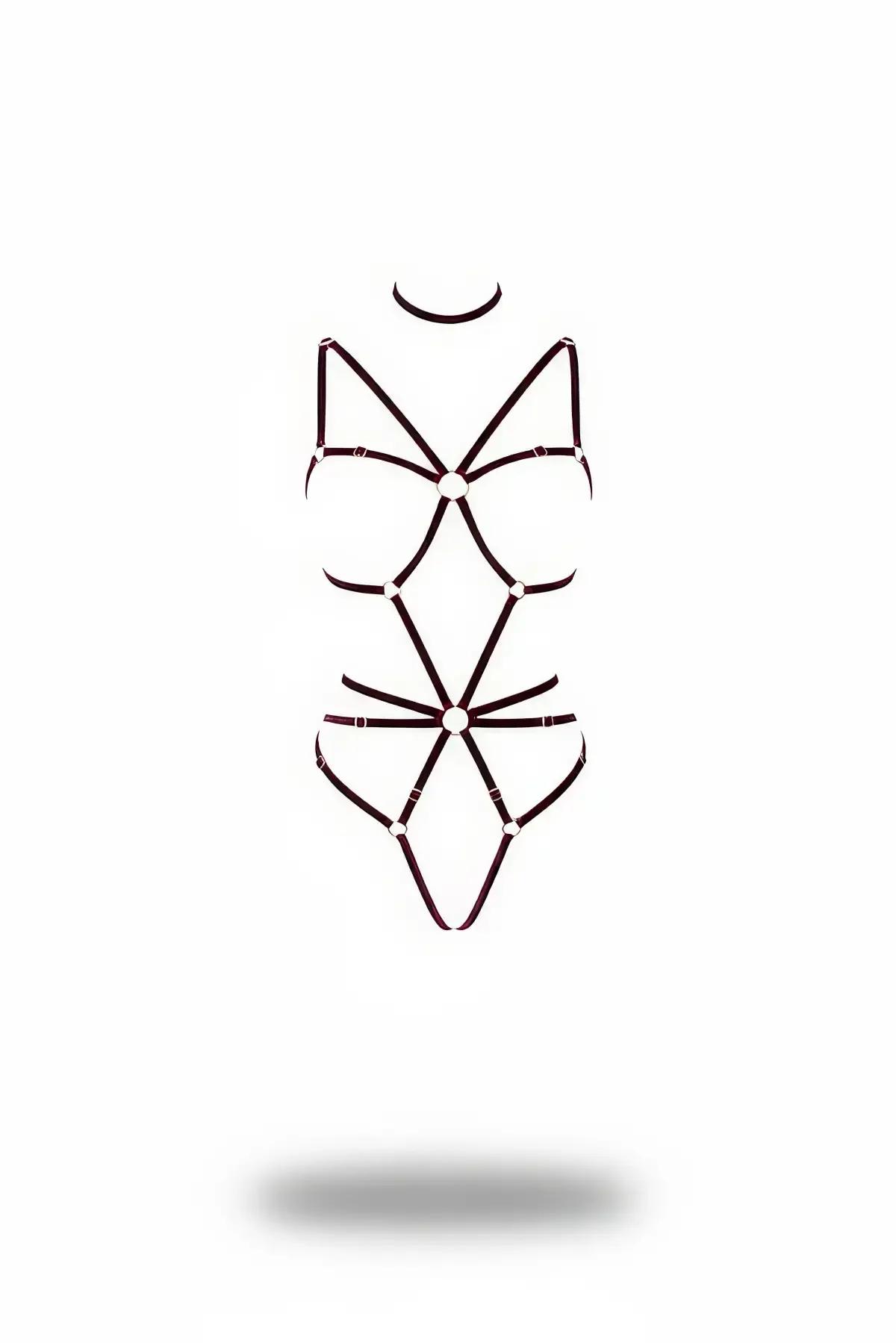 Bordo faux leather body harness, krom O-halka detaylı göğüs ve kalça kafes düzeneği, tam vücut görünüm