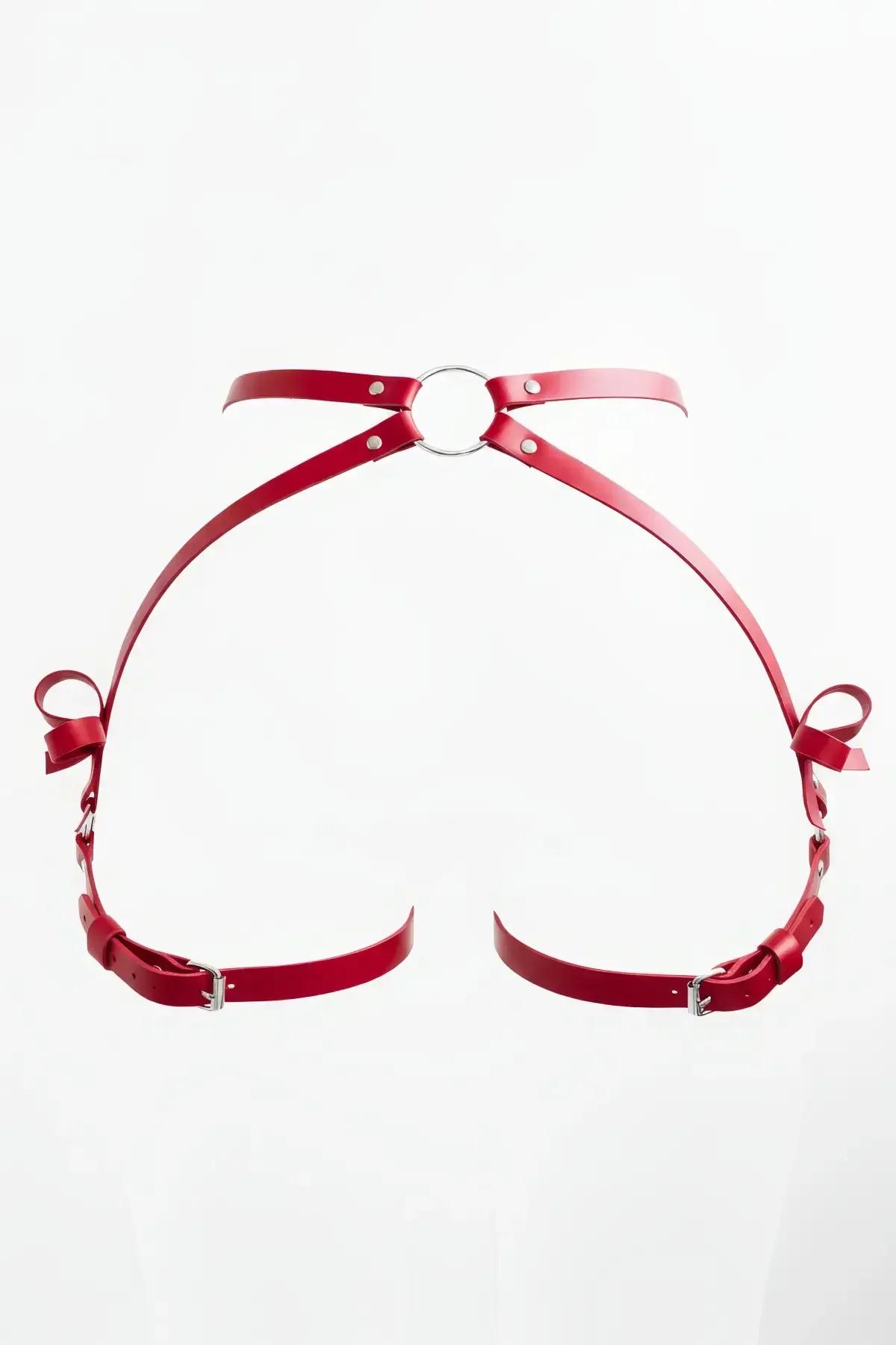 Kırmızı suni deri bacak harness gümüş O-ring ve fiyonk detaylı aksesuar beyaz fon