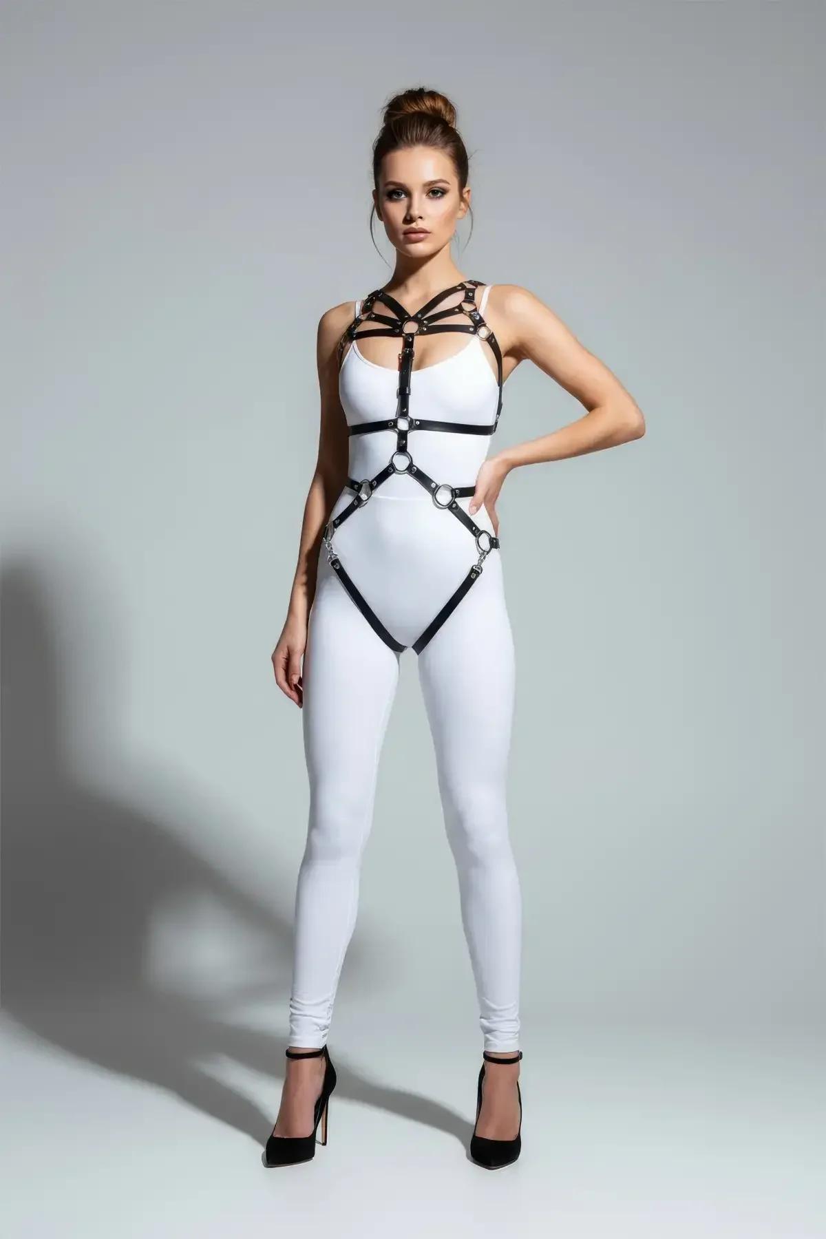 Siyah vegan deri çapraz bantlı body harness gümüş metal O-halkası detaylı, beyaz üzerine kombin