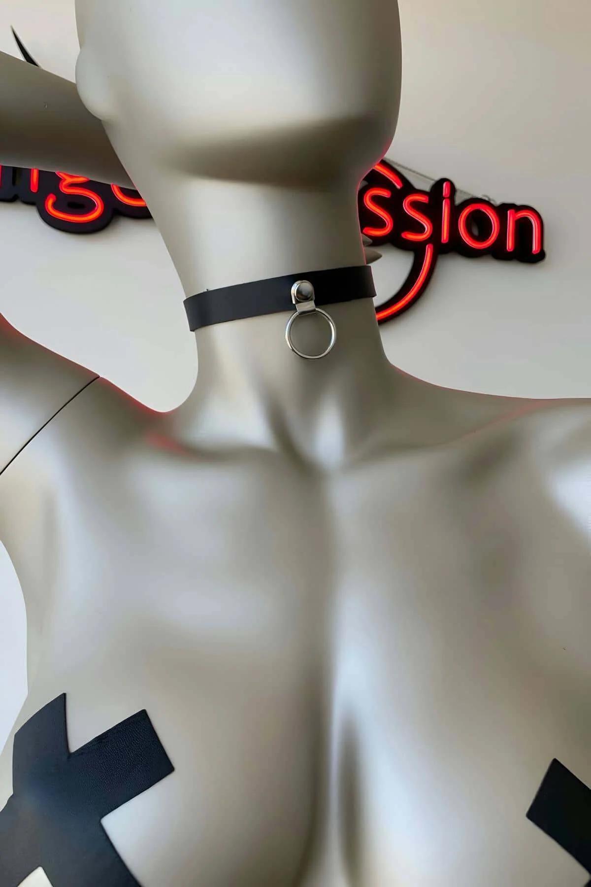 Black faux leather choker with polished silver O-ring on mannequin neck, smooth 2 cm wide band