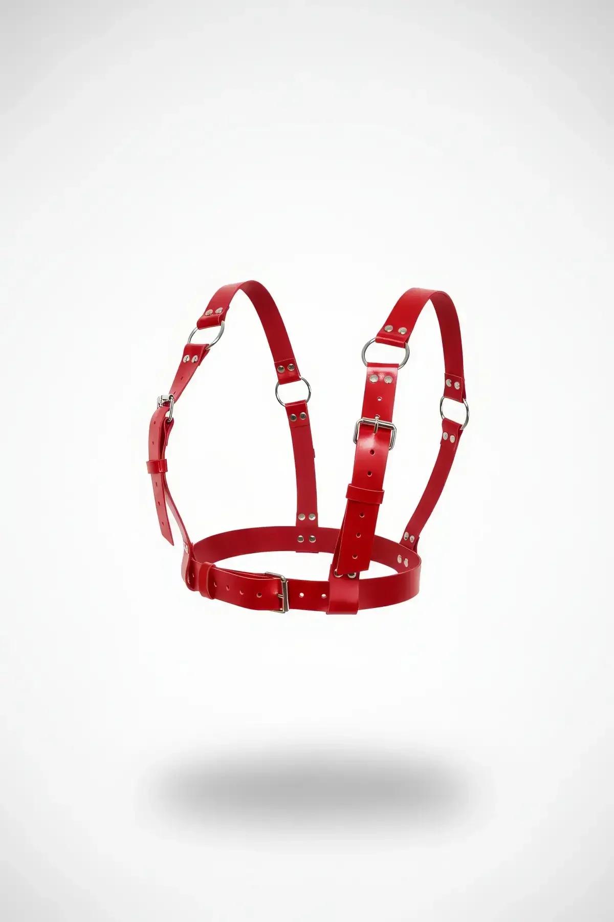 kırmızı suni deri göğüs vücut harness gümüş metal tokalı ve O-halkalı, beyaz arka plan