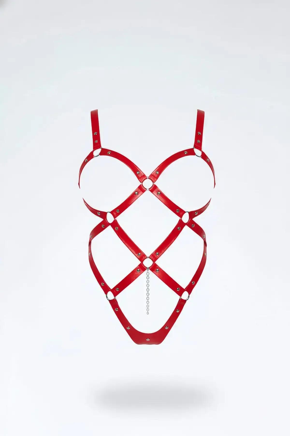 kırmızı vegan deri body harness kafes yapılı gümüş metal halka ve zincir detaylı