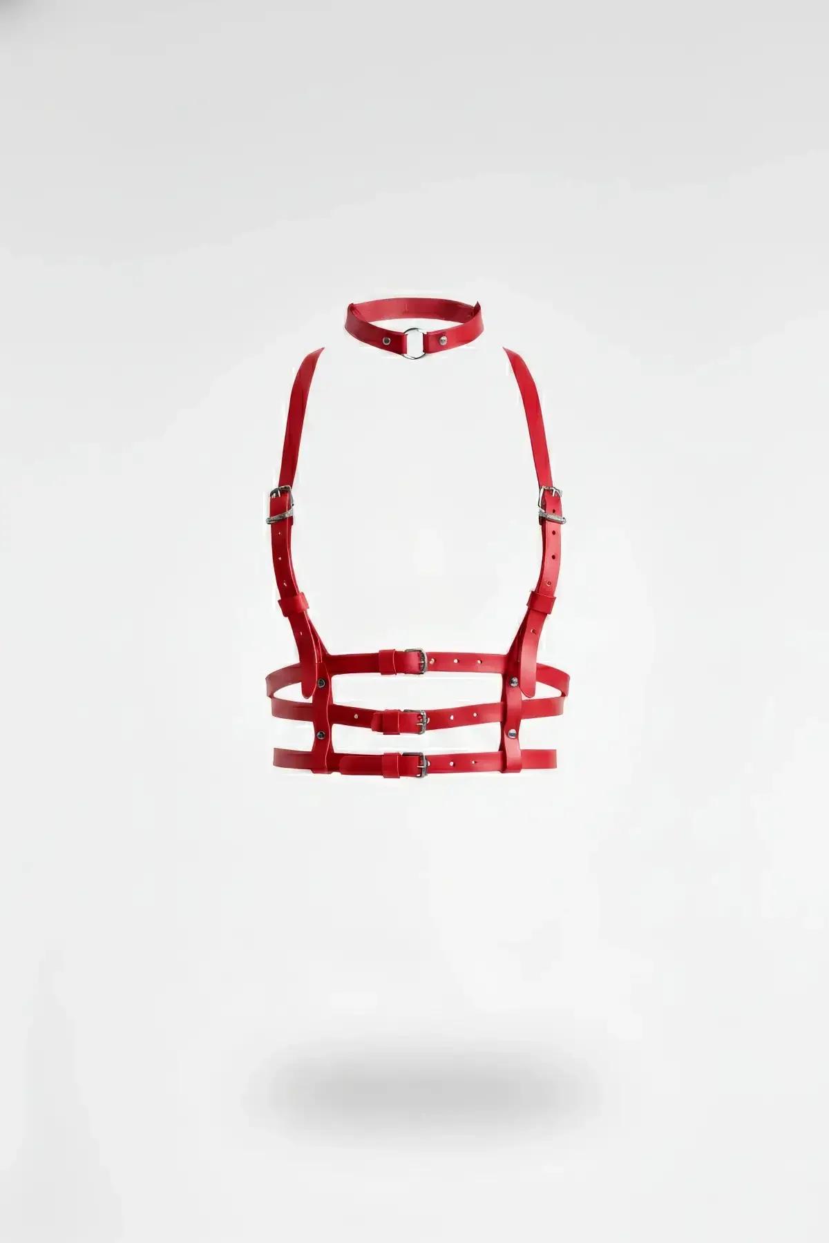Kırmızı vegan deri çoklu şeritli tokalı vücut harness, gümüş metal toka ve choker bantlı tasarım
