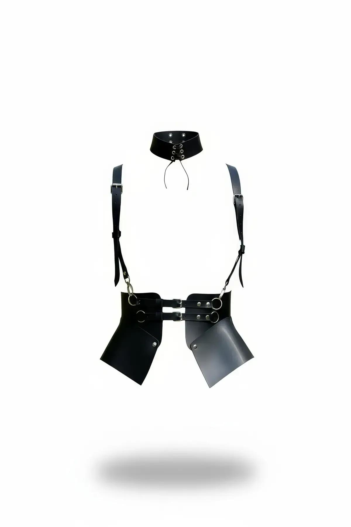 Siyah vegan deri korse kemer omuz askılı ve choker boyun yakalı gümüş tokalı trapez panel tasarım