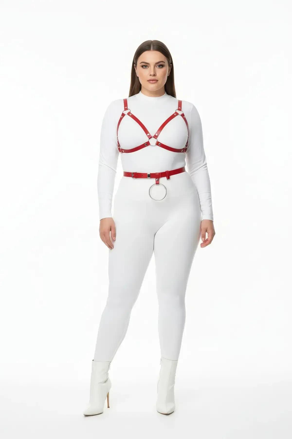 Kırmızı vegan deri harness sütyen ve O-halkalı bel kemeri takım, büyük beden model üzerinde gümüş metal toka detaylı