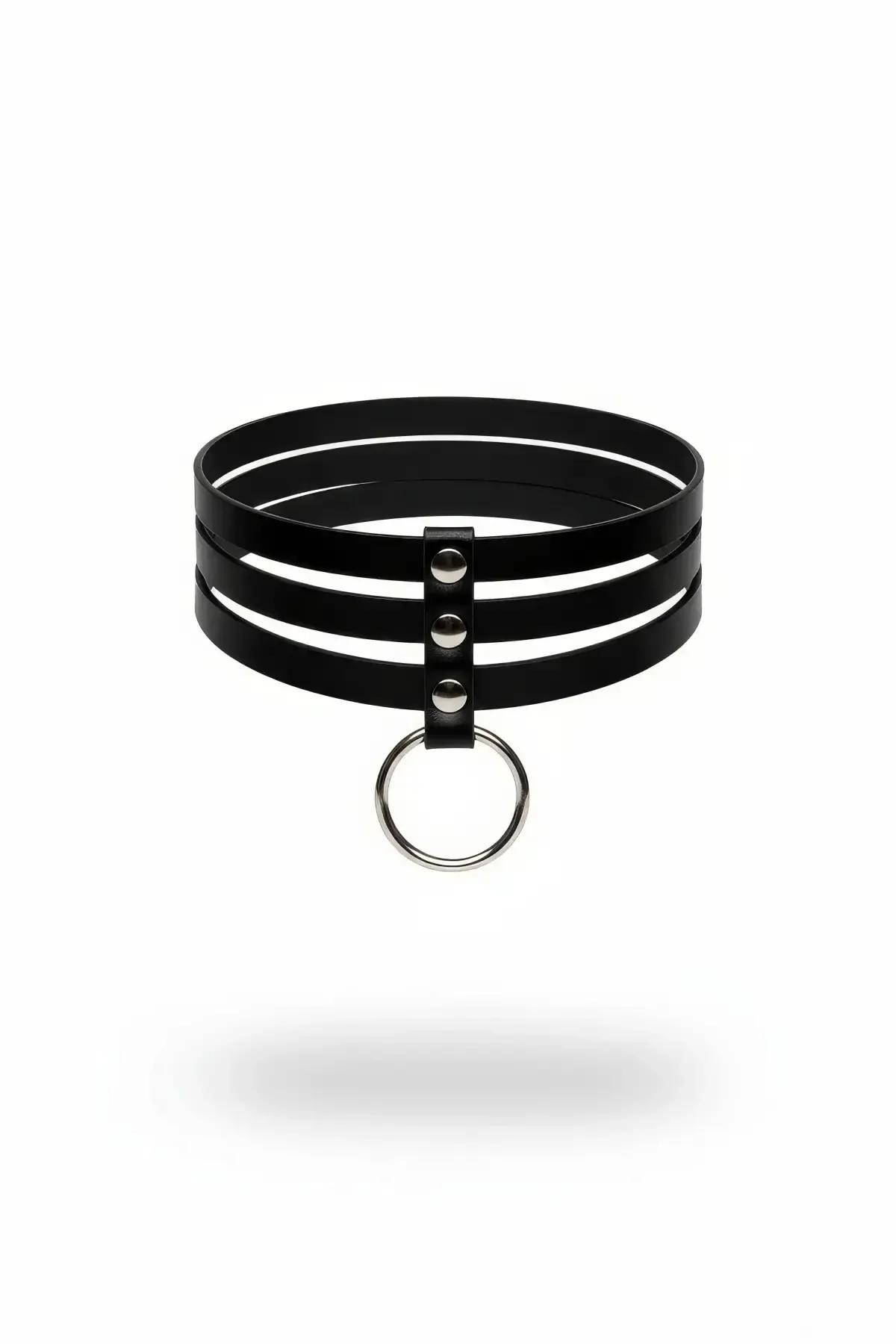 Siyah vegan deri üç bantlı choker gümüş O-halka ve perçin detayı beyaz fon