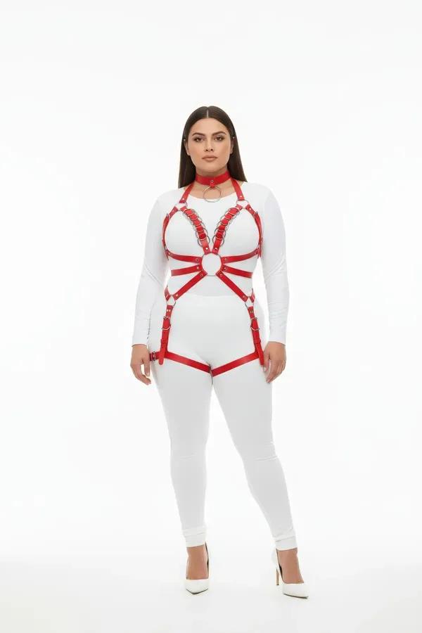 Büyük beden kırmızı vegan deri harness takım, gümüş O-ring ve jartiyer askılı, beyaz beden üzerinde