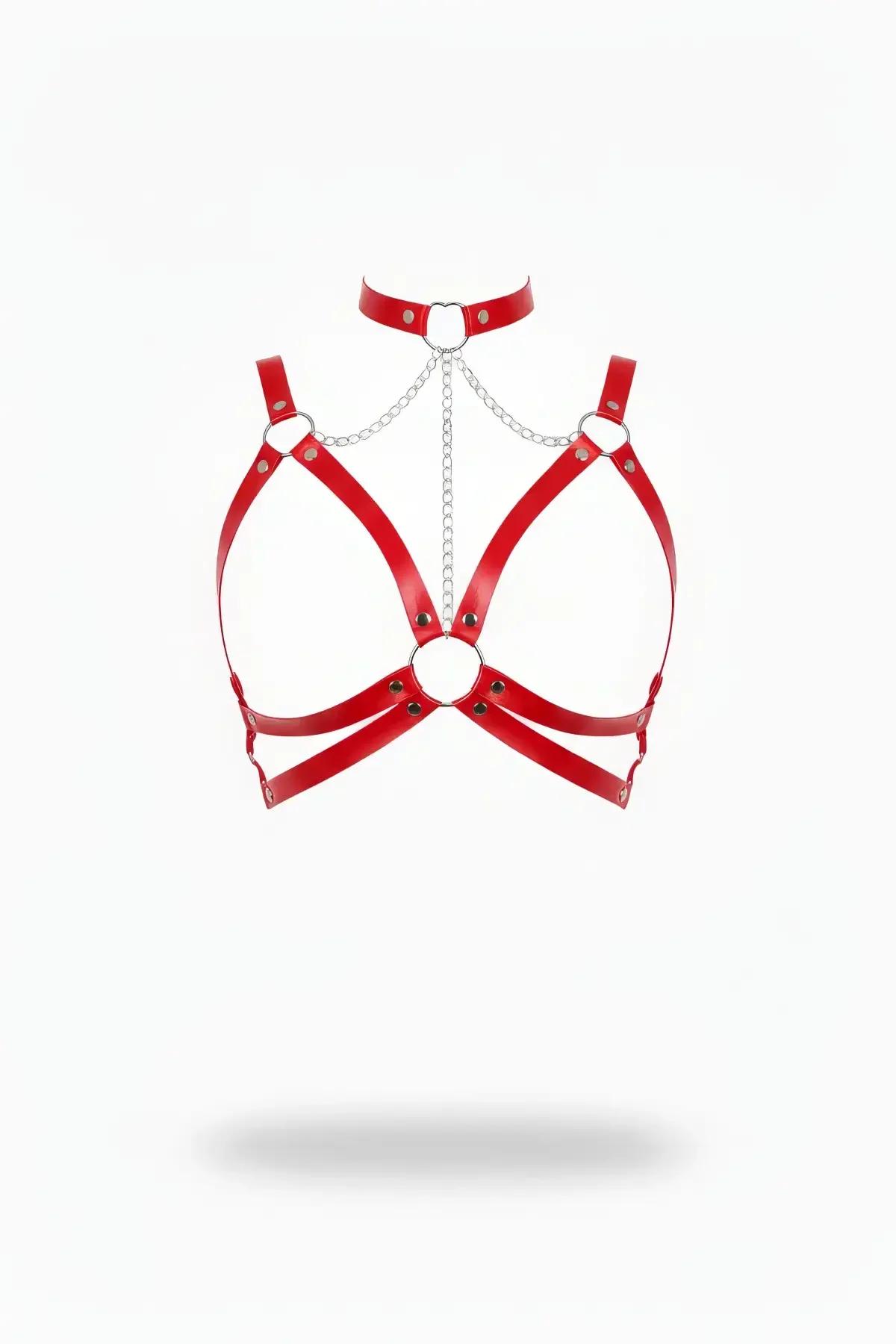 Kırmızı faux leather göğüs harness kalp tokalı choker ve gümüş zincir detaylı, beyaz fon