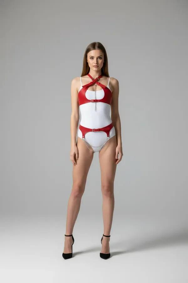 kırmızı vegan deri zincirli harness takım beyaz bodysuit çapraz boyunluk gümüş metal detay