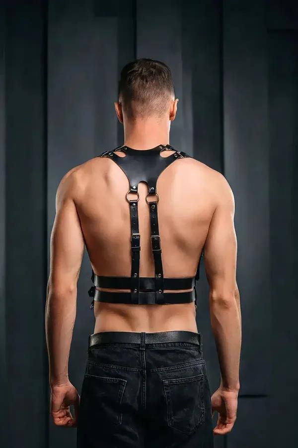 siyah vegan deri erkek body harness sırt görünümü, geniş omuz paneli ve D-halkalar, koyu metal toka detayı