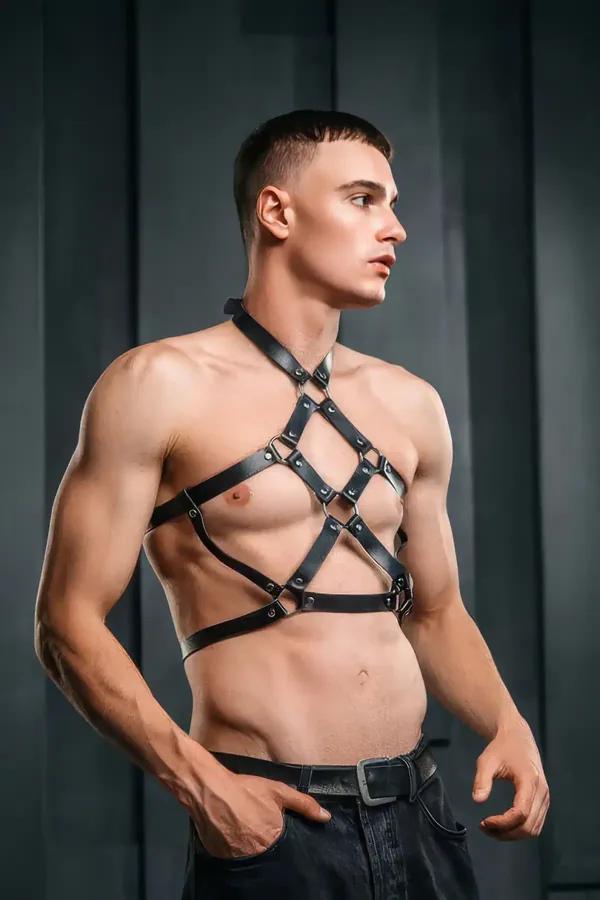 Erkek siyah vegan deri göğüs harness çapraz bantlı, mat gümüş perçin ve toka detayı