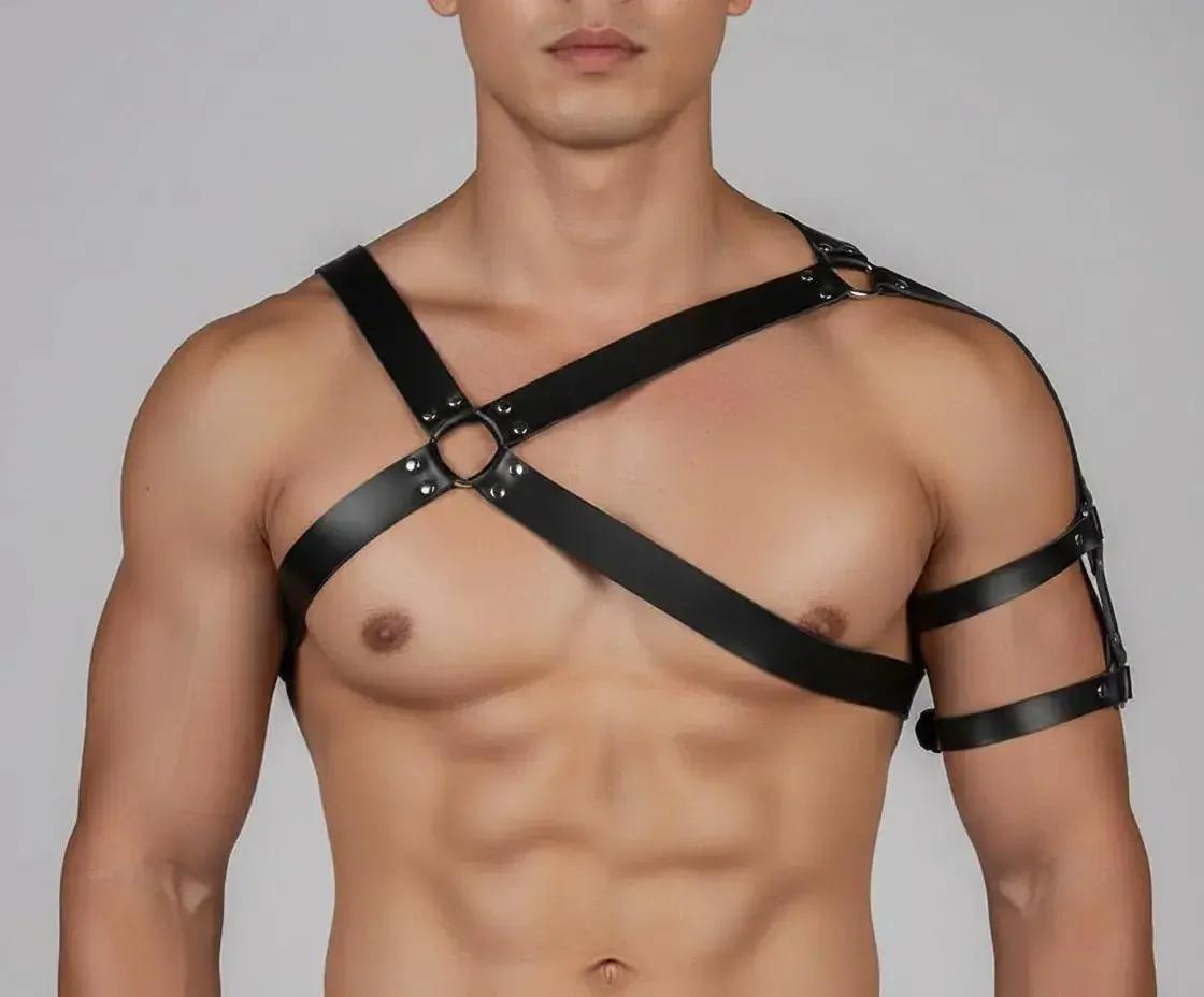 Siyah vegan deri tek omuz erkek harness, göğüs ortasında O-ring ve sağ kol bandıyla önden görünüm